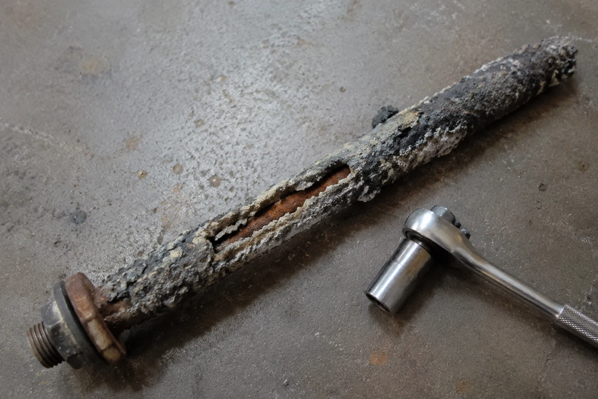 Comparison of a corroded magnesium anode rod and a new aluminum-zinc rod